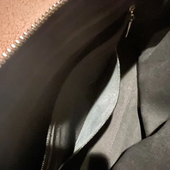 BURBERRY TOTE. FUN FLANNEL DESIGN INCLUDED FOR THE LOCK. Multiple pockets - Picture 10 of 10